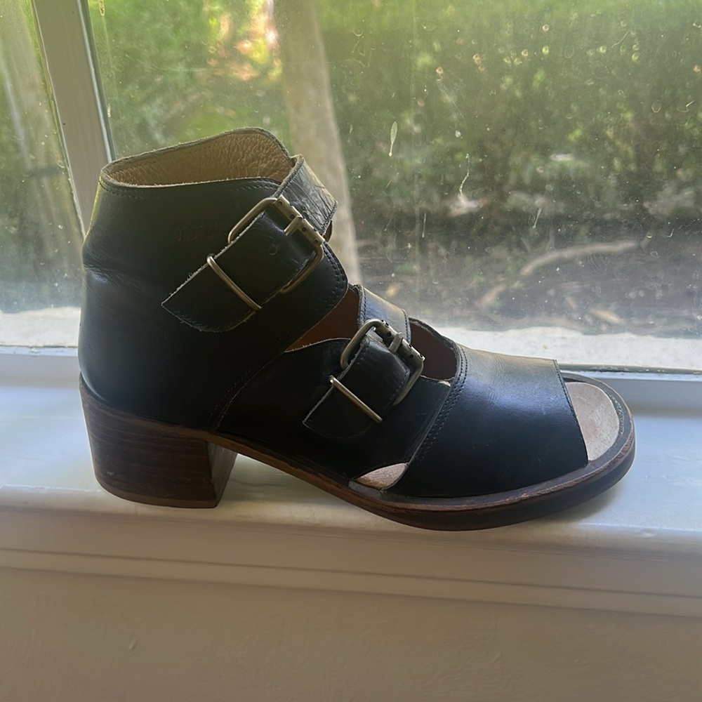 Black DESTROY leather sandals